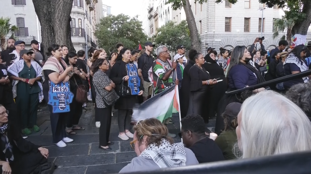South African journalists display support for Palestinian peers