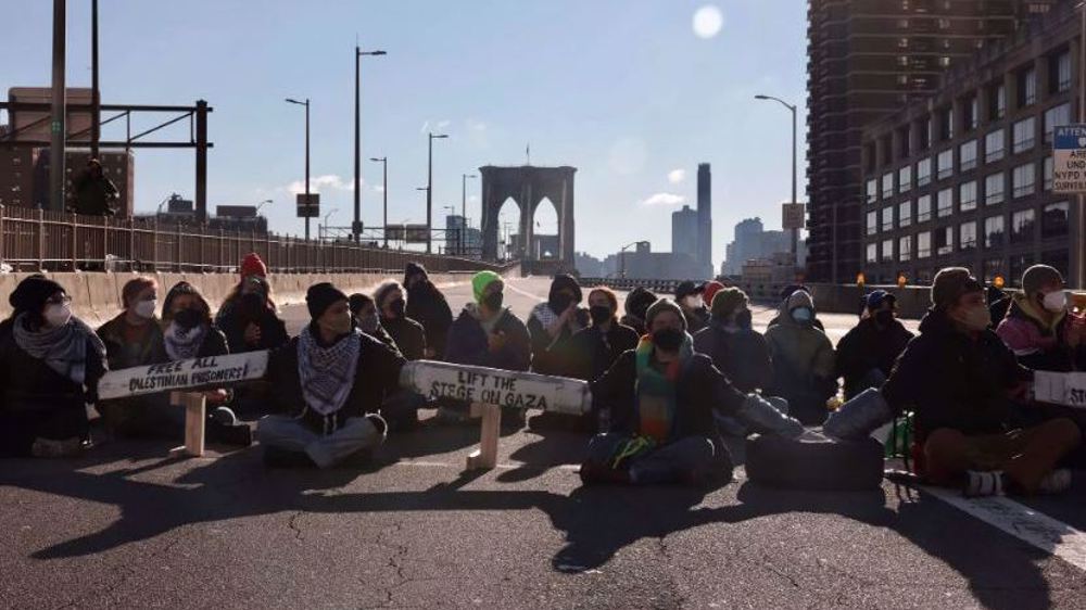 Pro-Palestinian demonstrators block Brooklyn Bridge in New York