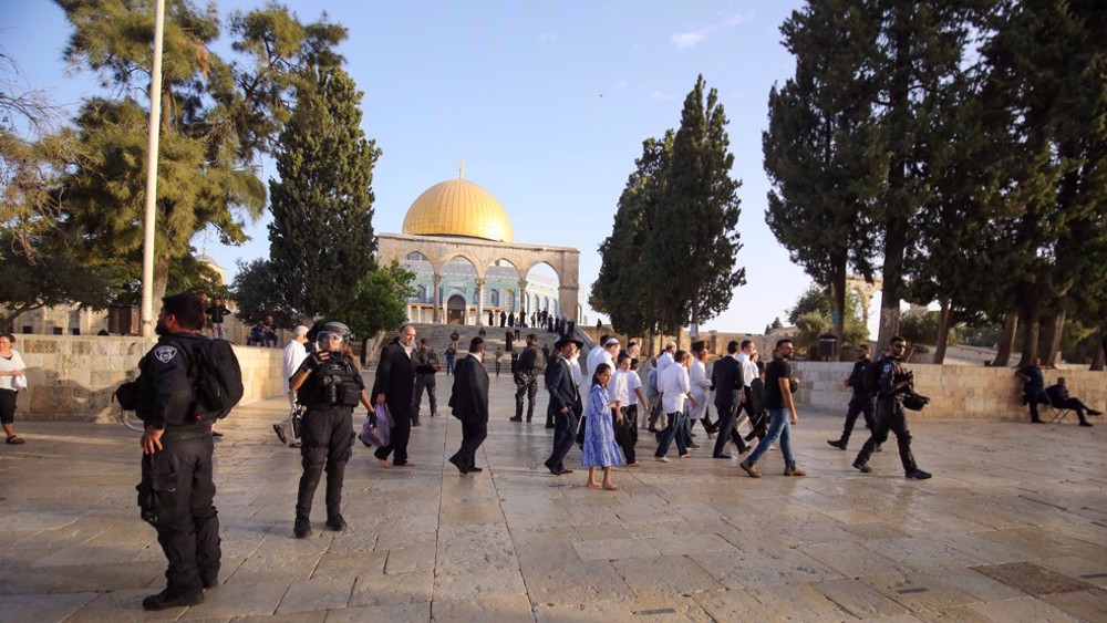 Illegal Israeli settlers intrude into al-Aqsa Mosque compound