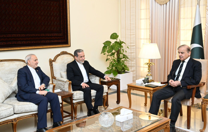 Iran’s FM meets Pakistani PM, discusses bilateral ties, Israeli atrocities