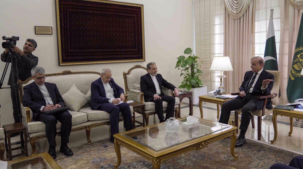 Iran’s FM meets Pakistani PM, discusses bilateral ties, Israeli atrocities