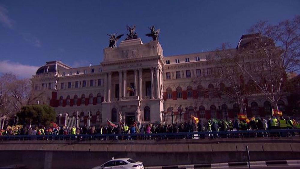 Farmers in Madrid protest against excessive red tape, insufficient state aid