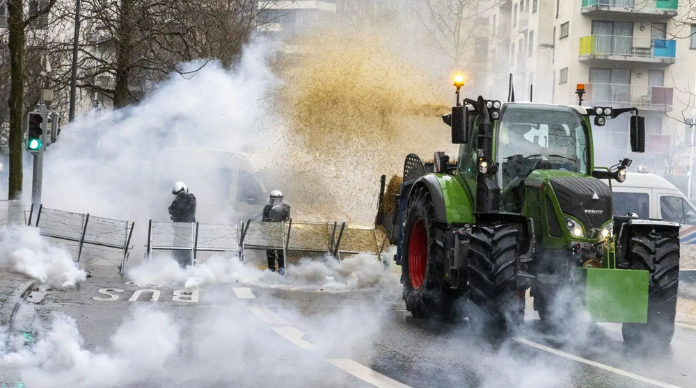 Bruxelles: affrontements entre des agriculteurs européens et la police antiémeute