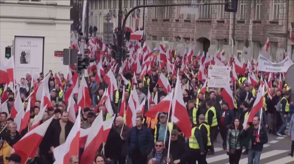 Drone footage shows protesting Polish farmers filling Warsaw streets