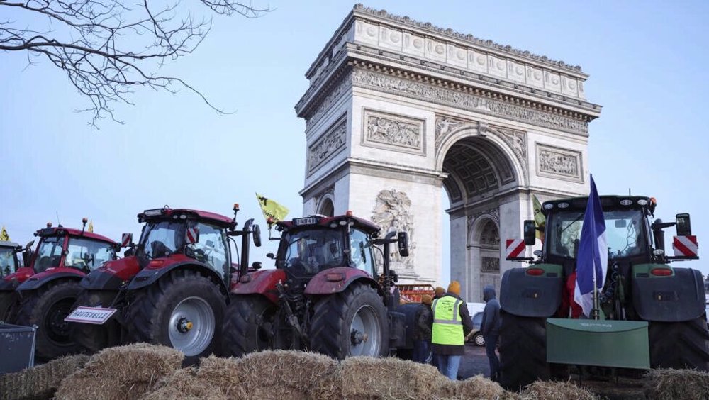 Farmers storm iconic Paris monument to 'save French agriculture'