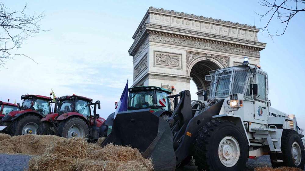 France: des agriculteurs prennent d'assaut l'Arc de Triomphe à Paris