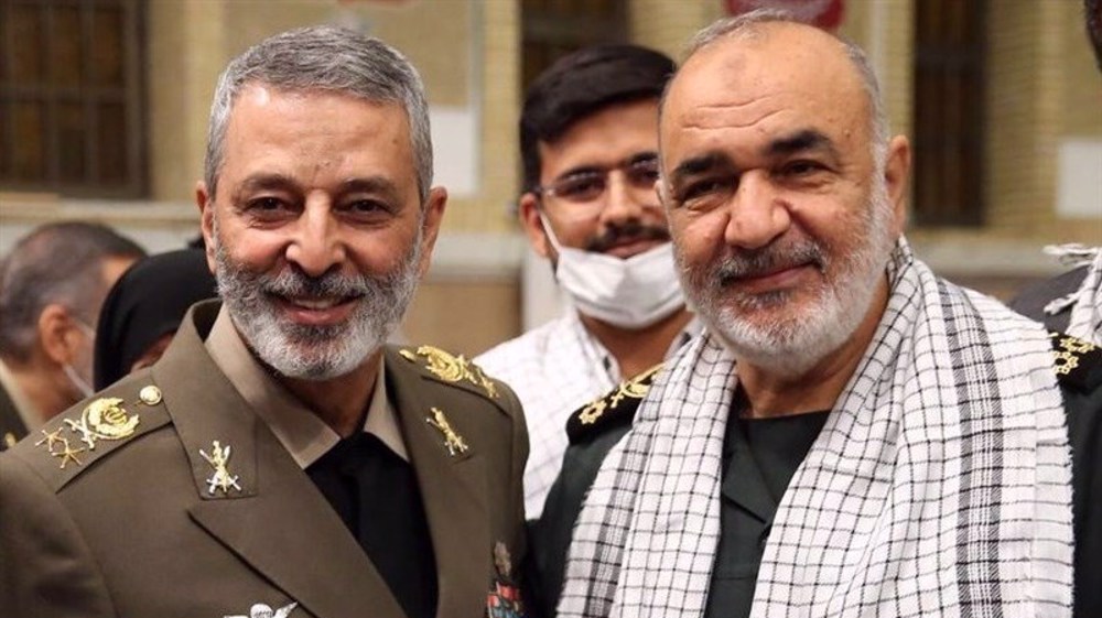  Le Leader a décoré les commandants en chef du CGRI et de l'armée iranienne