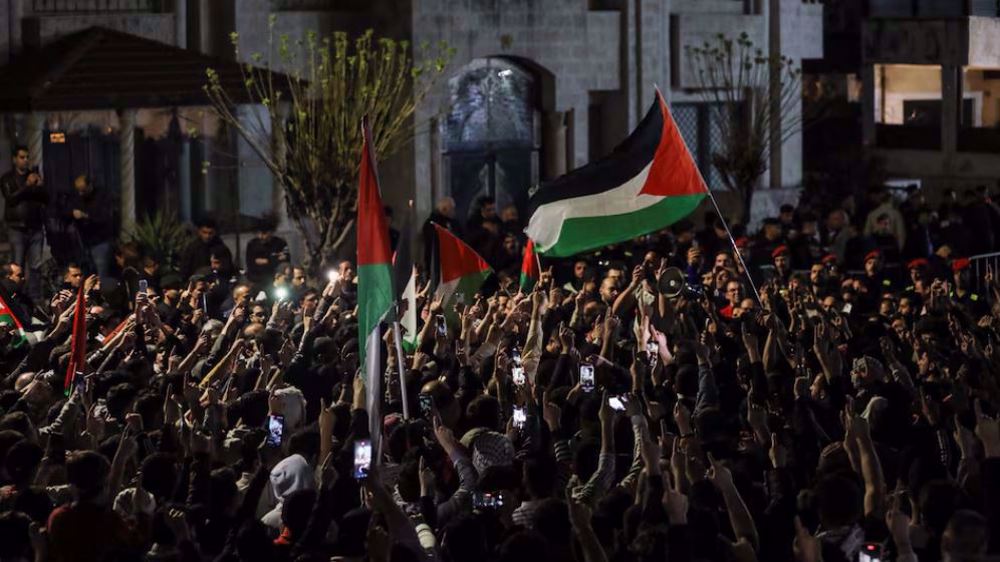 Thousands of protesters surround Israeli embassy in Jordan