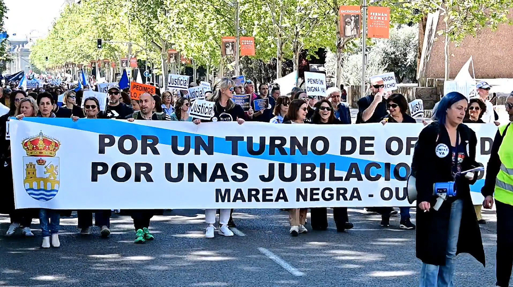 Thousands of lawyers march in Madrid to demand decent social security