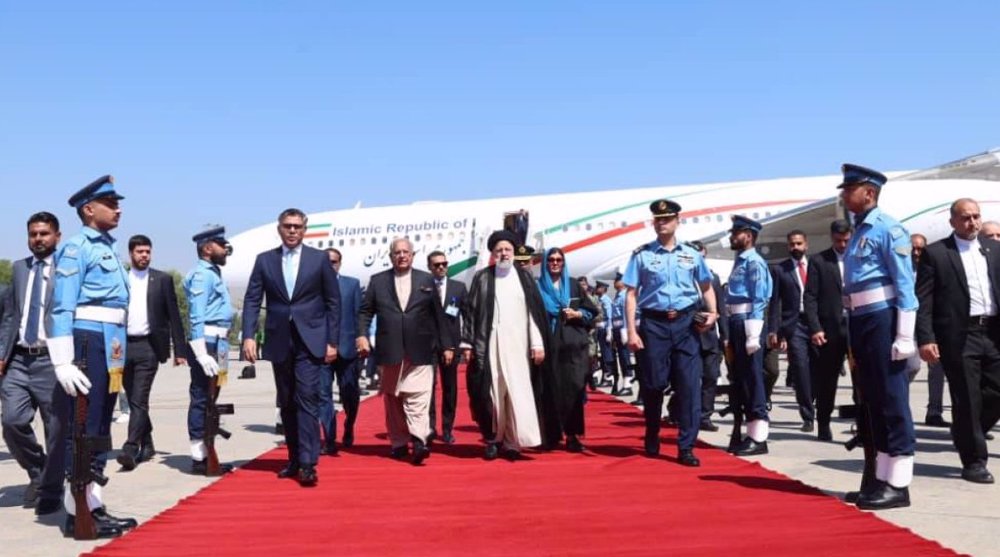 Iran president in Pakistan to improve security, trade ties