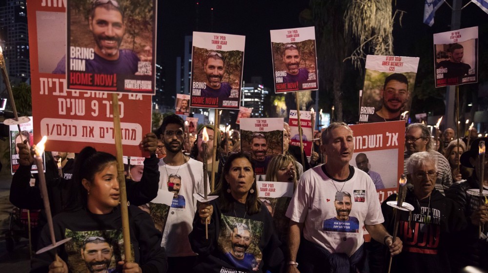 Des familles des captifs israéliens manifestent devant l’ambassade du Qatar à New York