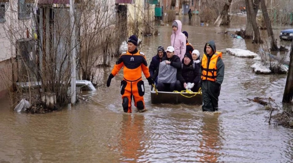 Kazakhstan and Russia battle huge floods