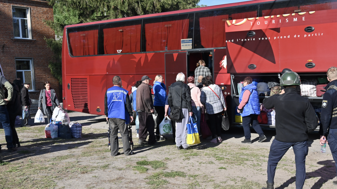 Hundreds flee as Russian troops close in on Ukraine’s Kharkiv