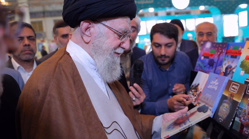 Leader pays visit to 35th Tehran International Book Fair