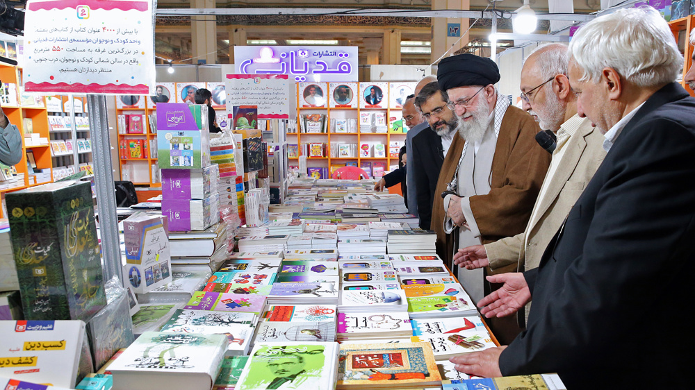 Iran: le Leader a visité la 35e Foire internationale du livre