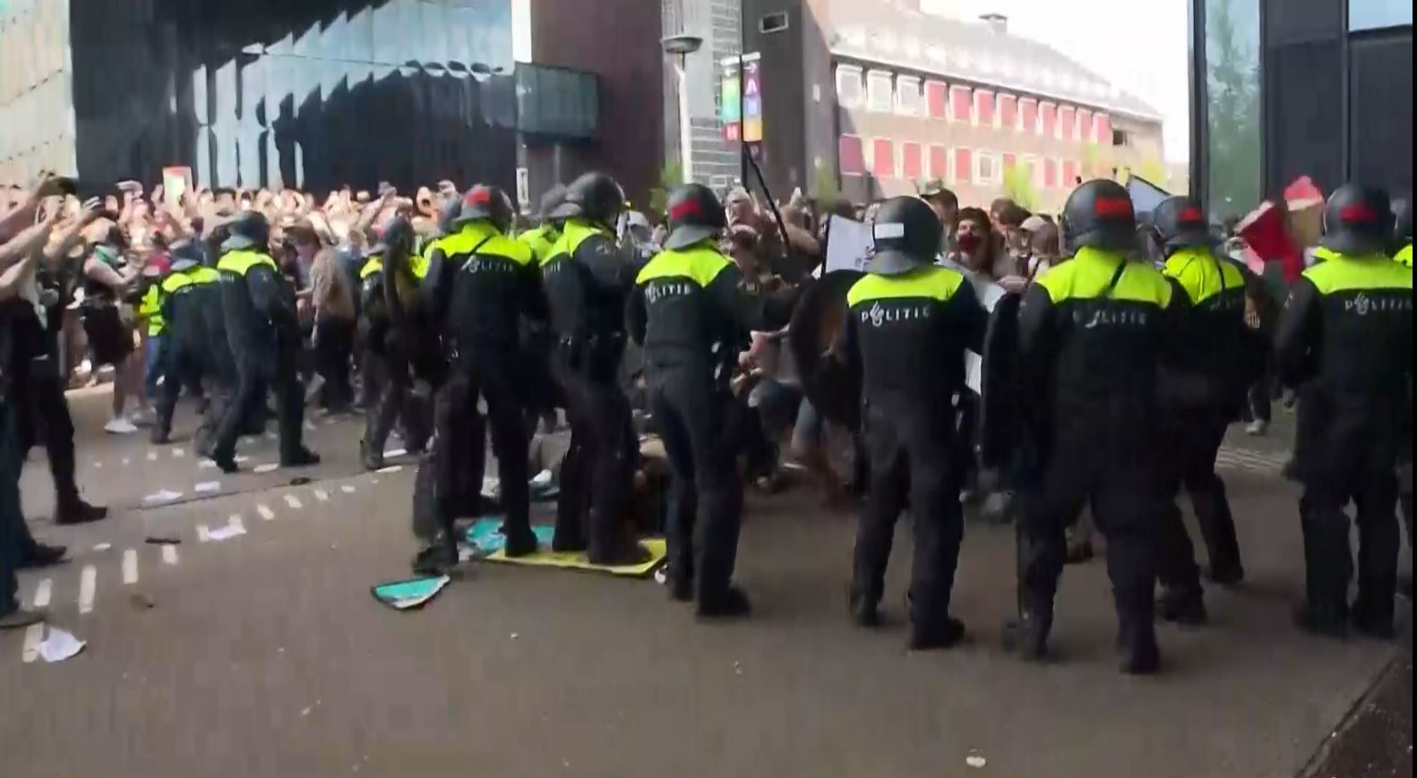 Police clash with pro-Palestine protesters at Amsterdam University 