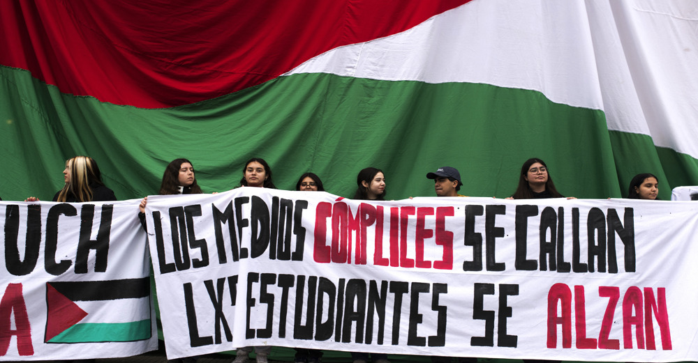 Chilean students demonstrate in support of Palestinian people