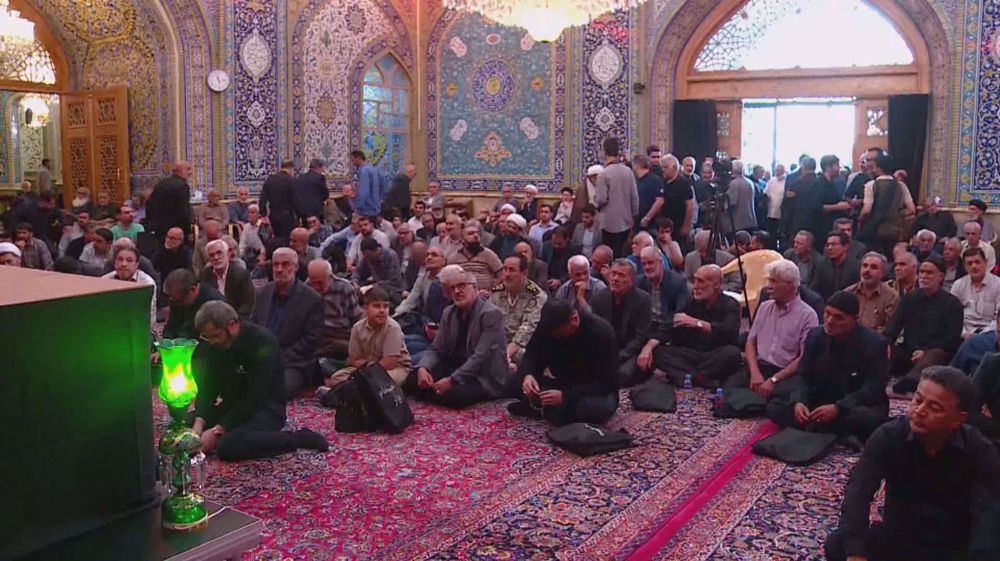 Iranian merchants in Tehran Grand Bazaar pay homage to martyr Raeisi