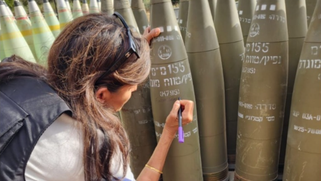 L'ex-candidate républicaine Nikki Haley écrit « Achevez-les ! » sur un obus israélien