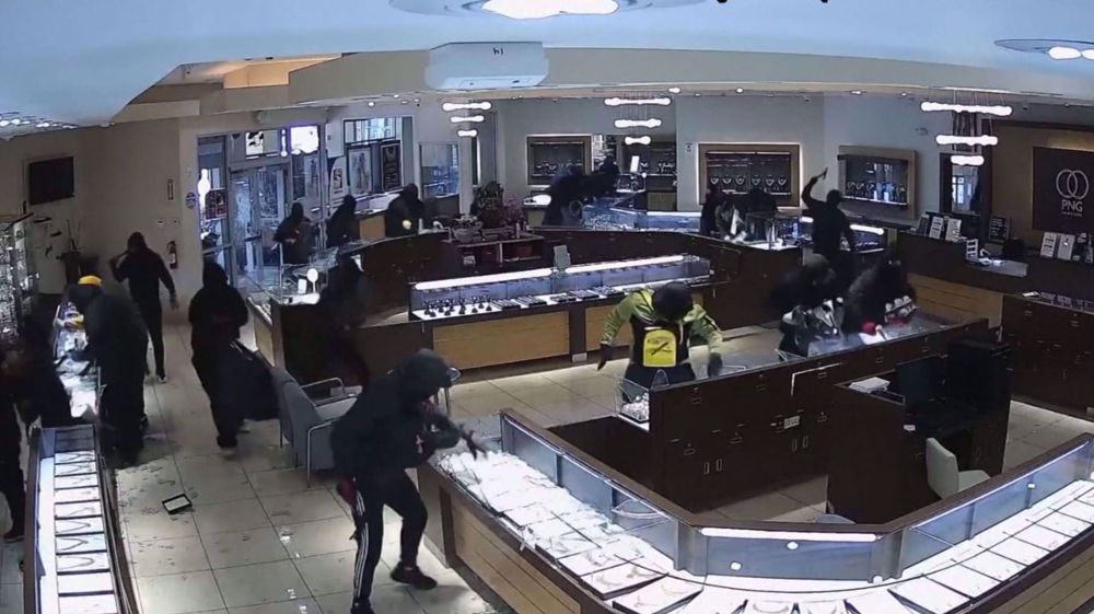 California robbery: Surveillance footage shows 20 robbers breaking into US jewellery store
