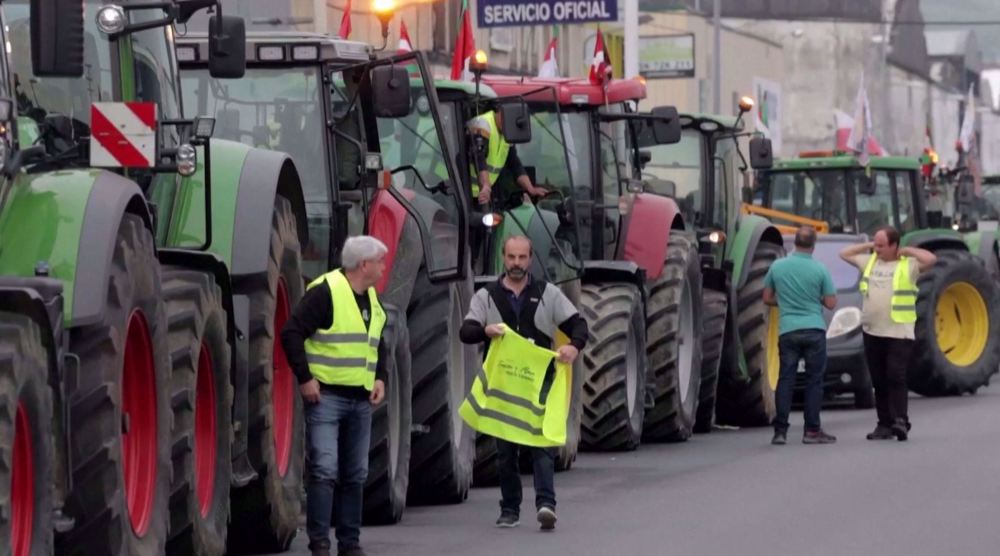 Spanish farmers head towards French border to protest ahead of EU elections