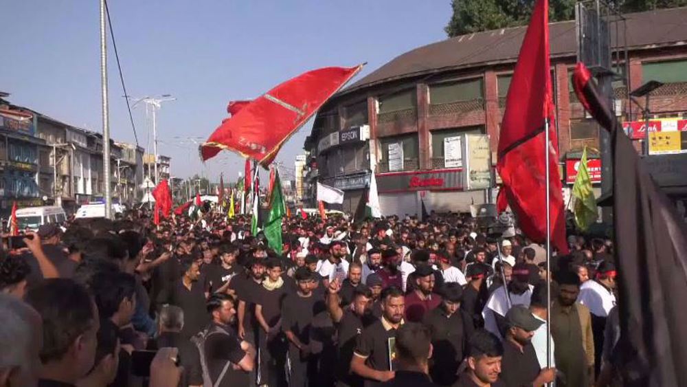 Thousands of mourners in Kashmir pay tribute to martyrs of Karbala
