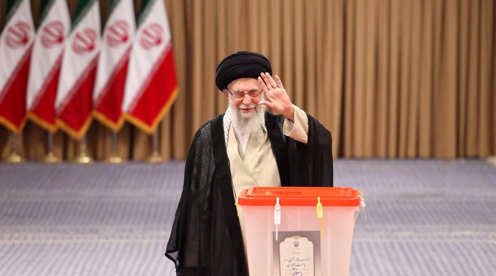 Leader hails people's participation in Iran election runoff