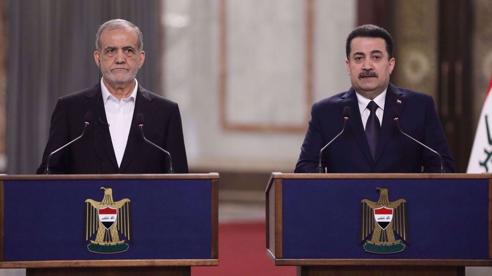 Iranian President Masoud Pezeshkian (L) attends a joint press conference with Iraqi Prime Minister M