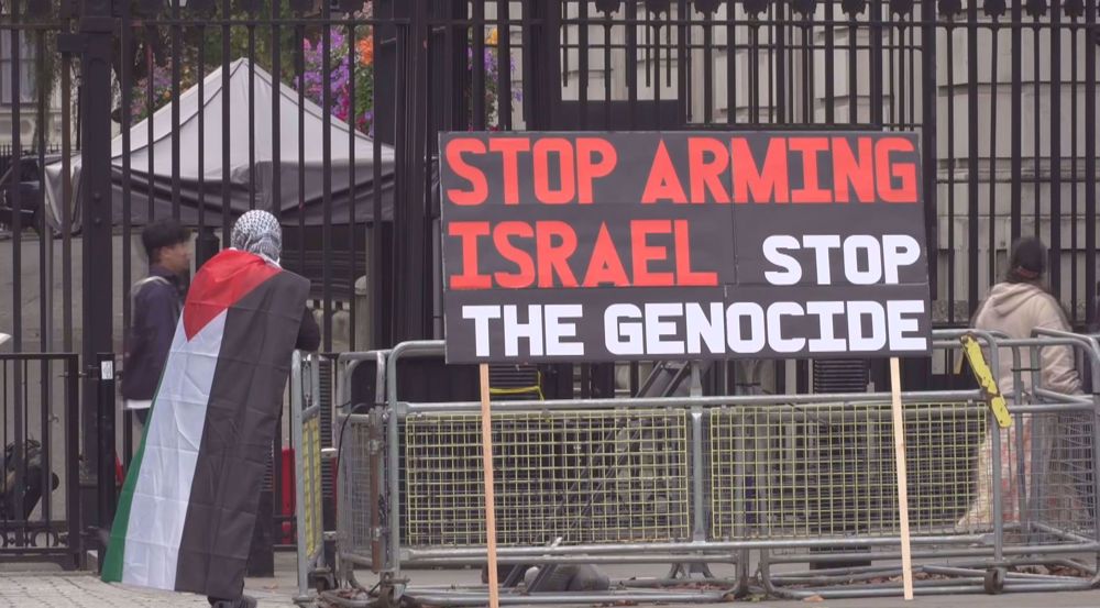US secy of state met with angry protest in London