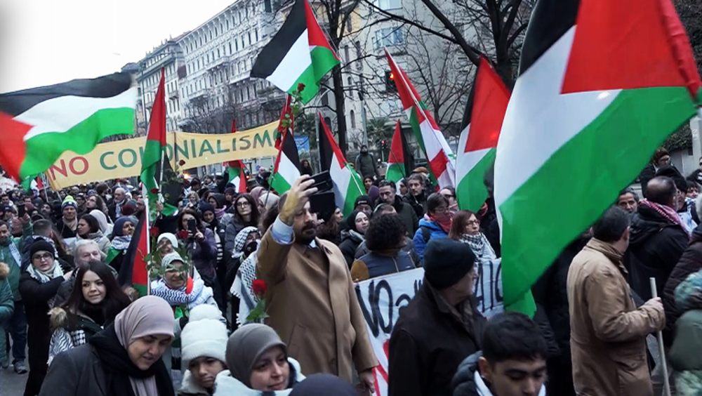 Thousands of people in Milan celebrate Gaza ceasefire