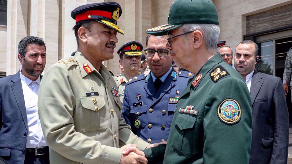 Iranian, Pakistani military chiefs urge fight against terrorism