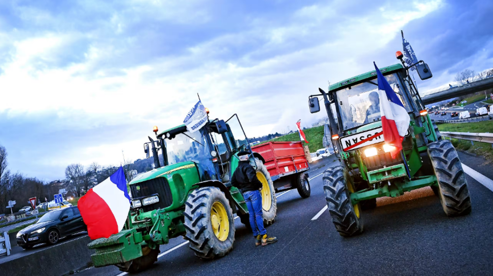 Colère des agriculteurs : convois de tracteurs aux abords de Paris et de Lyon