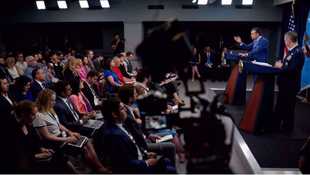 Journalists reject Pentagon's news rules, hand over access badges 