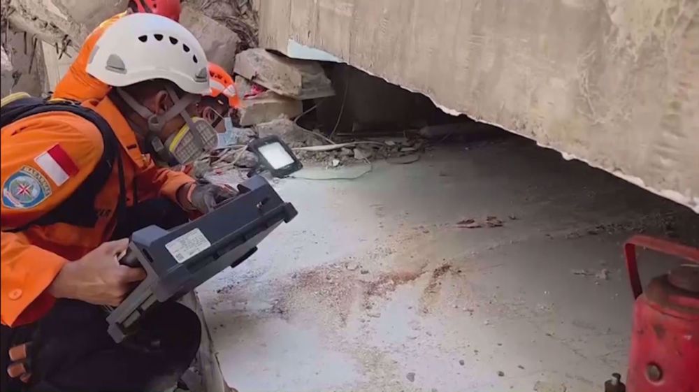 59 still missing from collapsed school building in Indonesia 