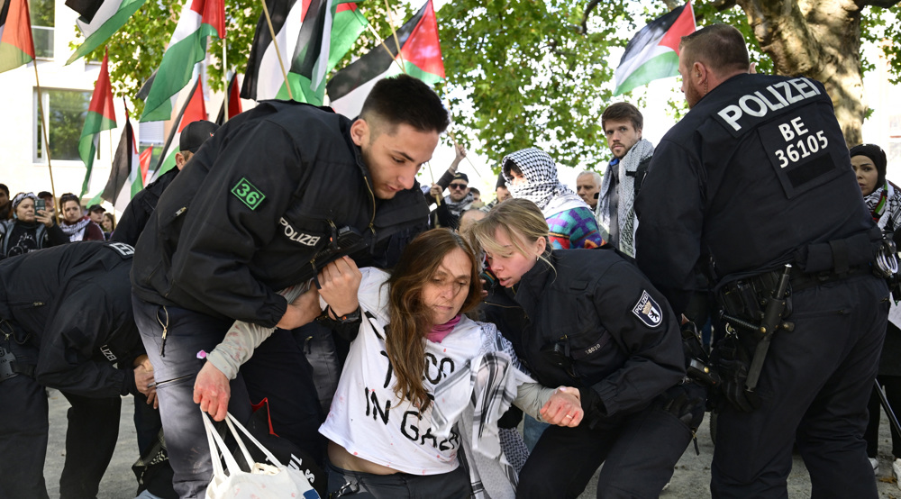 German police arrest pro-Palestinian protesters for throwing red paint at foreign ministry