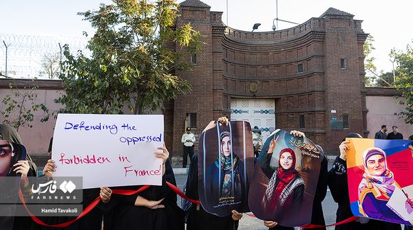 Rassemblement étudiant devant l’ambassade de France à Téhéran en soutien à Mahdieh Esfandiari