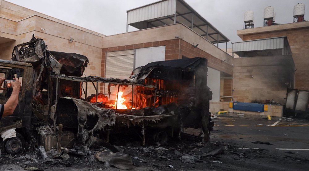 Cisjordanie: les colons s'en prennent violemment à une zone industrielle 