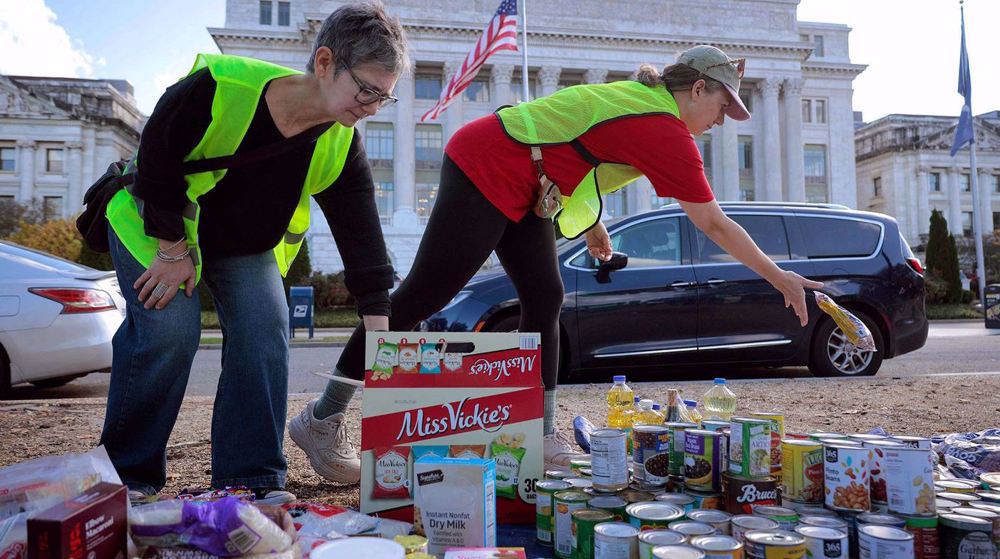 Americans turn to food banks, relatives amid longest US shutdown