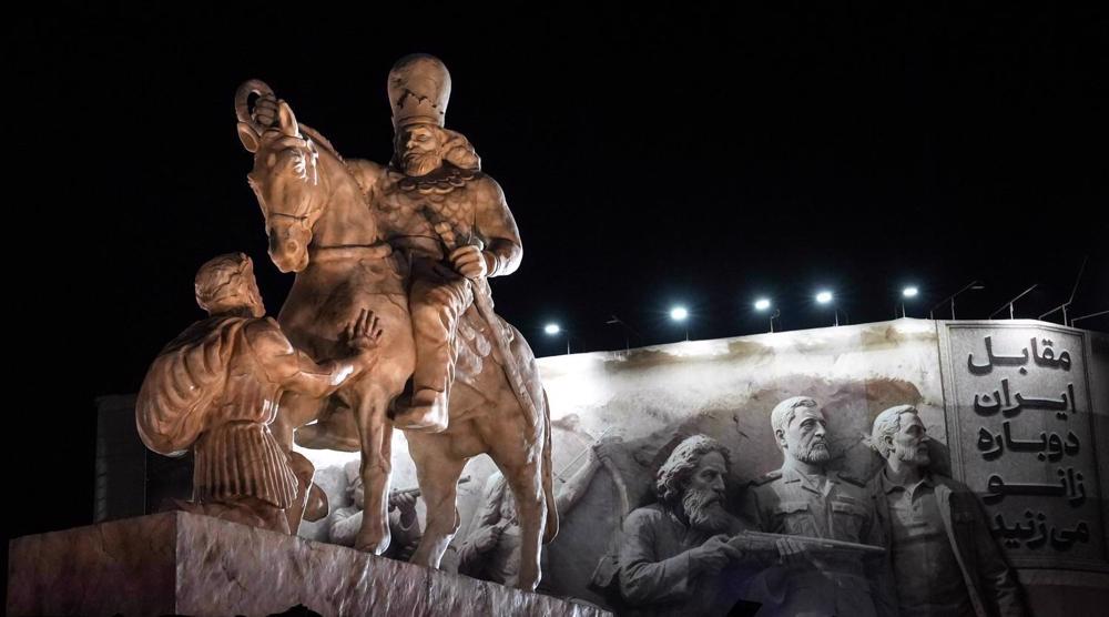 La statue « À genoux devant l’Iran » dévoilée sur la place Enqelab à Téhéran