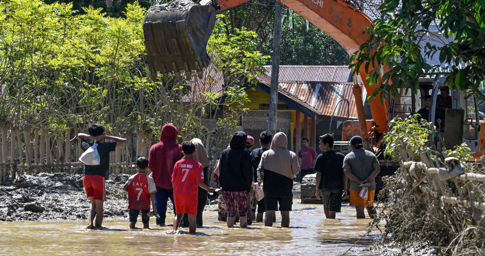 Iran offers aid to Indonesia as deadly floods claim hundreds of lives