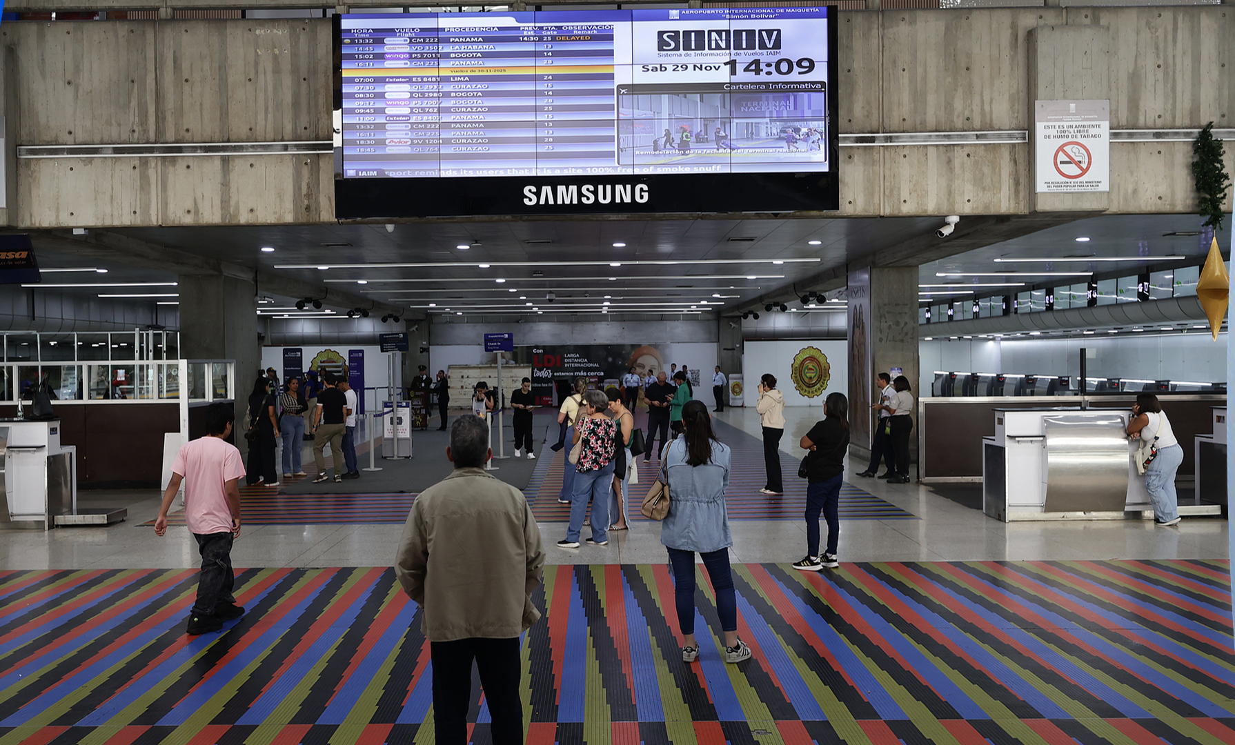 Venezuela continues with air travel, despite US threats