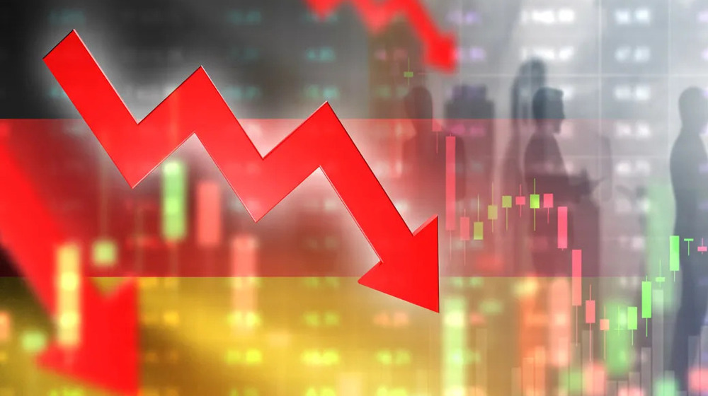 US Rep. Ilhan Omar (D-MN) (L) talks with Speaker of the House Nancy Pelosi (D-CA) during a rally with fellow Democrats before voting on H.R. 1, or the People Act, on the East Steps of the US Capitol on March 08, 2019 in Washington, DC. (AFP photo) 