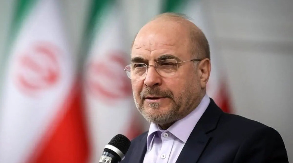 US Rep. Ilhan Omar (D-MN) (L) talks with Speaker of the House Nancy Pelosi (D-CA) during a rally with fellow Democrats before voting on H.R. 1, or the People Act, on the East Steps of the US Capitol on March 08, 2019 in Washington, DC. (AFP photo) 
