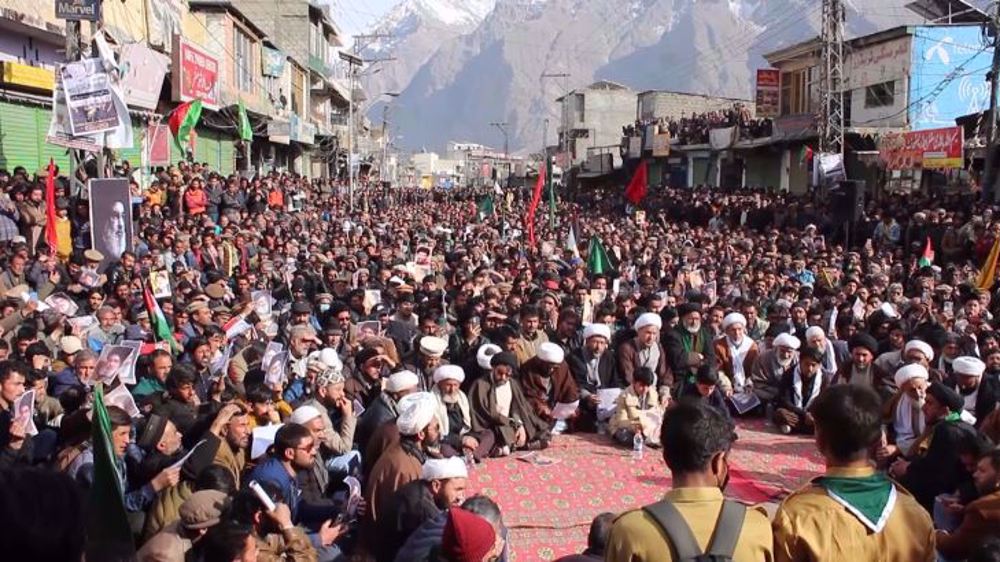 Pakistanis attend mass funeral for martyred Hezbollah leaders