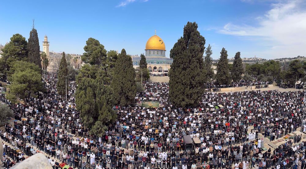 80,000 Palestinians perform Friday prayers at Al-Aqsa Mosque despite Israeli restrictions