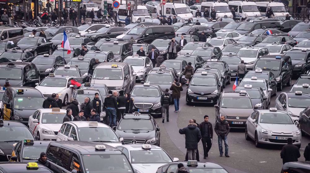 France : mobilisation des chauffeurs de taxi engendre des bouchons massifs