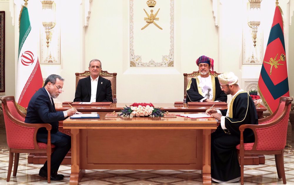 Iran, Oman sign 18 MoUs during President Pezeshkian's visit 