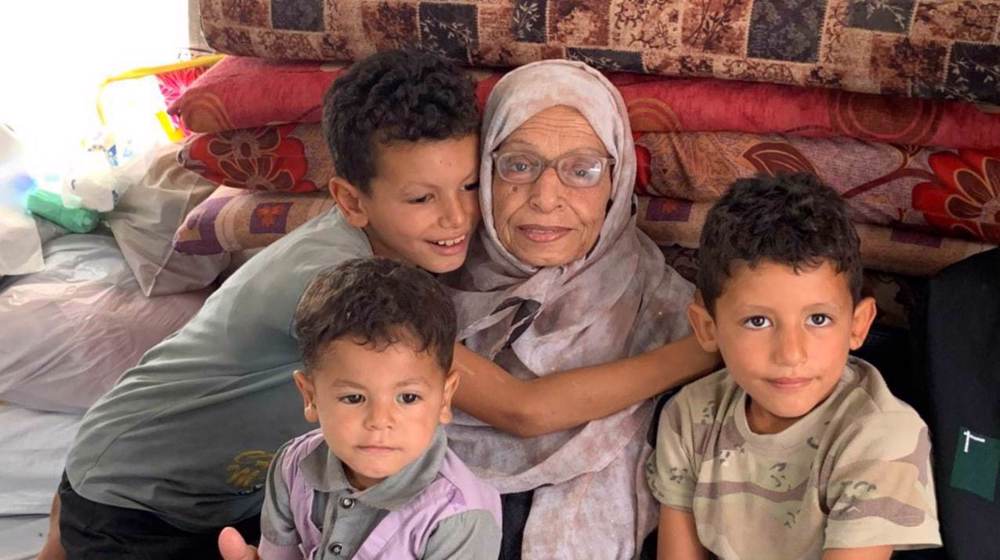 Alone under Israeli siege: Gaza woman buries husband with bare hands