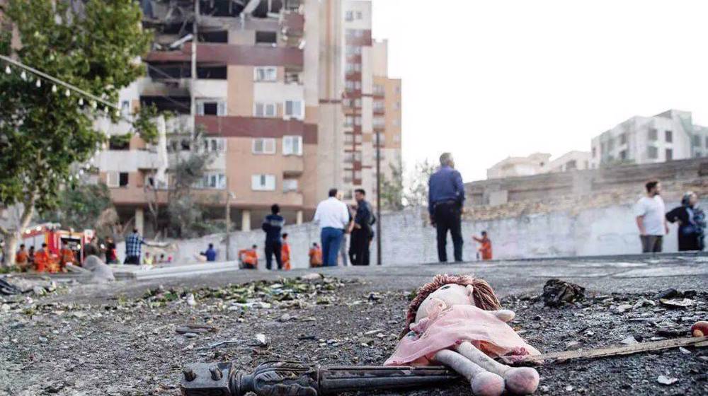 US Rep. Ilhan Omar (D-MN) (L) talks with Speaker of the House Nancy Pelosi (D-CA) during a rally with fellow Democrats before voting on H.R. 1, or the People Act, on the East Steps of the US Capitol on March 08, 2019 in Washington, DC. (AFP photo) 