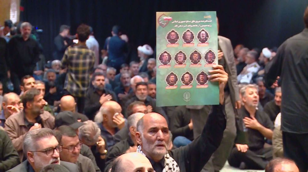 Iranians honor martyred commander in memorial ceremony